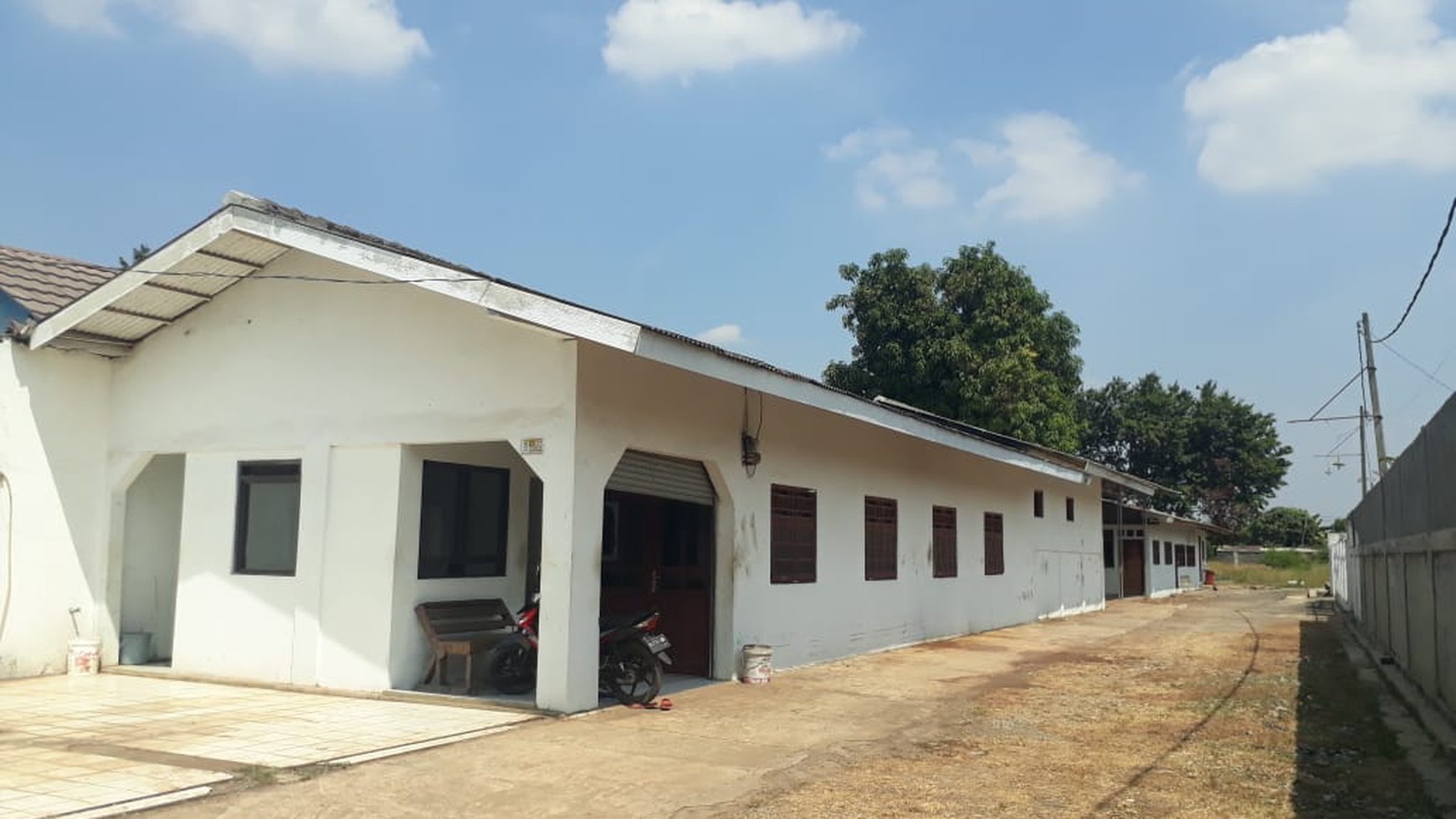 Tanah ada Rumah, Kantor ,dan Gudang   ex Konveksi di Setu Cikarang Barat