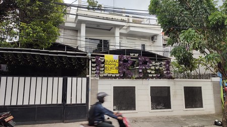 Rumah 2,5 lantai bisa usaha caffe di Duri Kepa Jakarta Barat