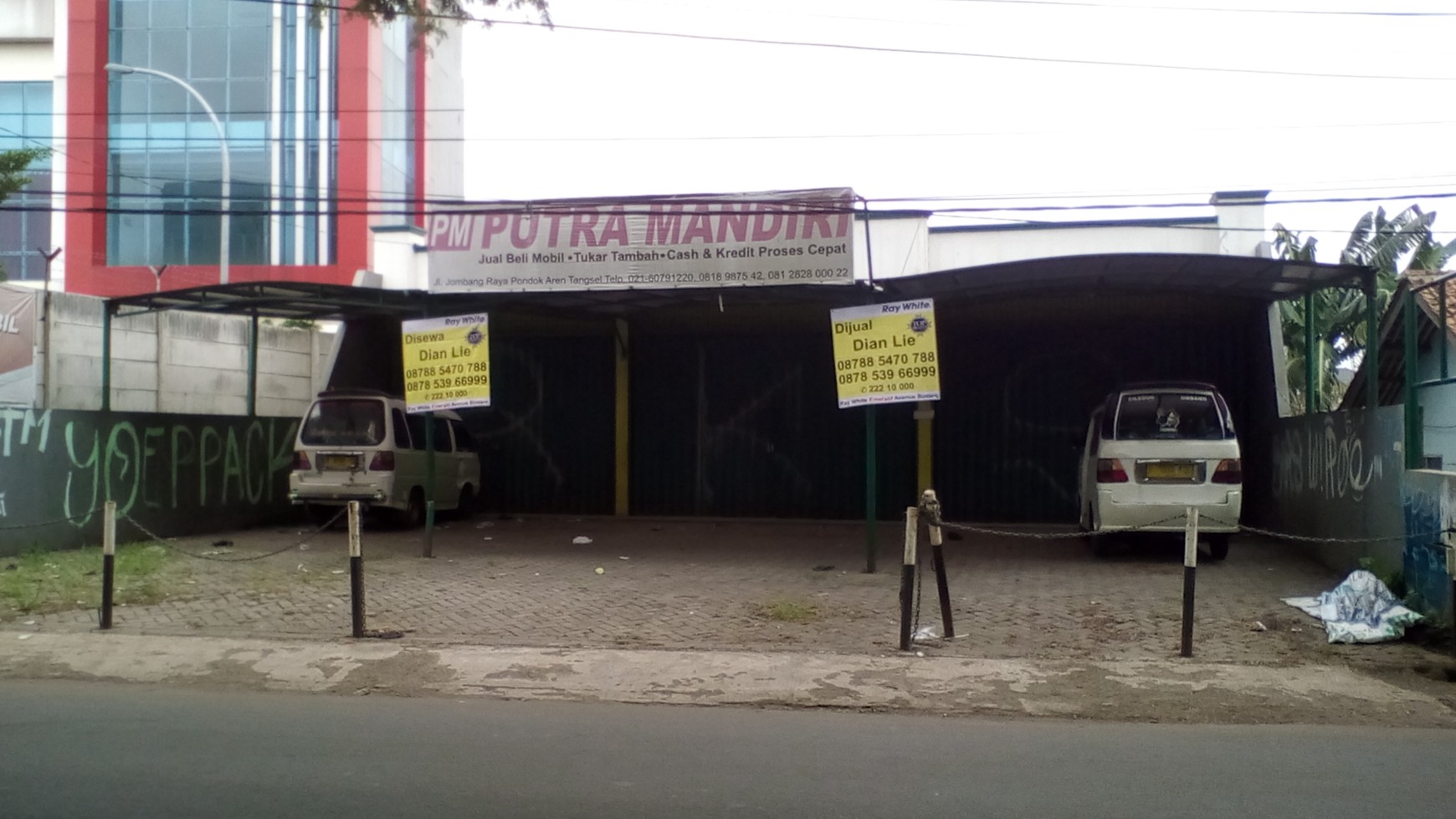 Dijual Ruang Usaha cocok untuk Waralaba dengan lahan parkir luas,  pinggir Jalan Raya Jombang.