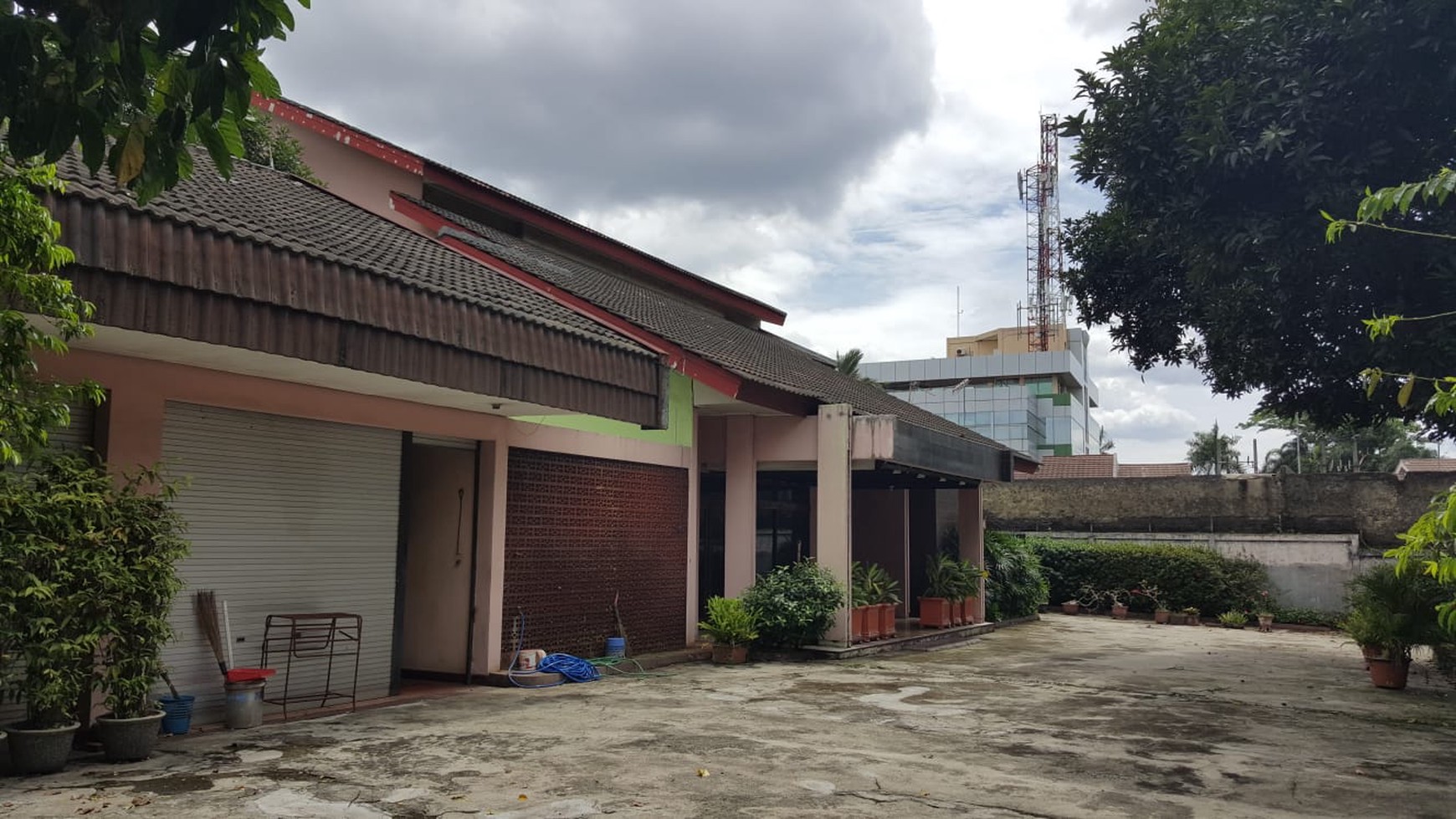 Dijual SEGERA Rumah Bagus Siap Huni di Pinggir Jalan Utama di Jl Siaga Raya, Pejaten, Jakarta Selatan