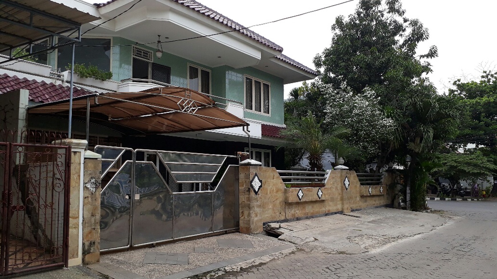 Rumah tinggal plus tempat usaha yang sedang berjalan - siap langsung huni