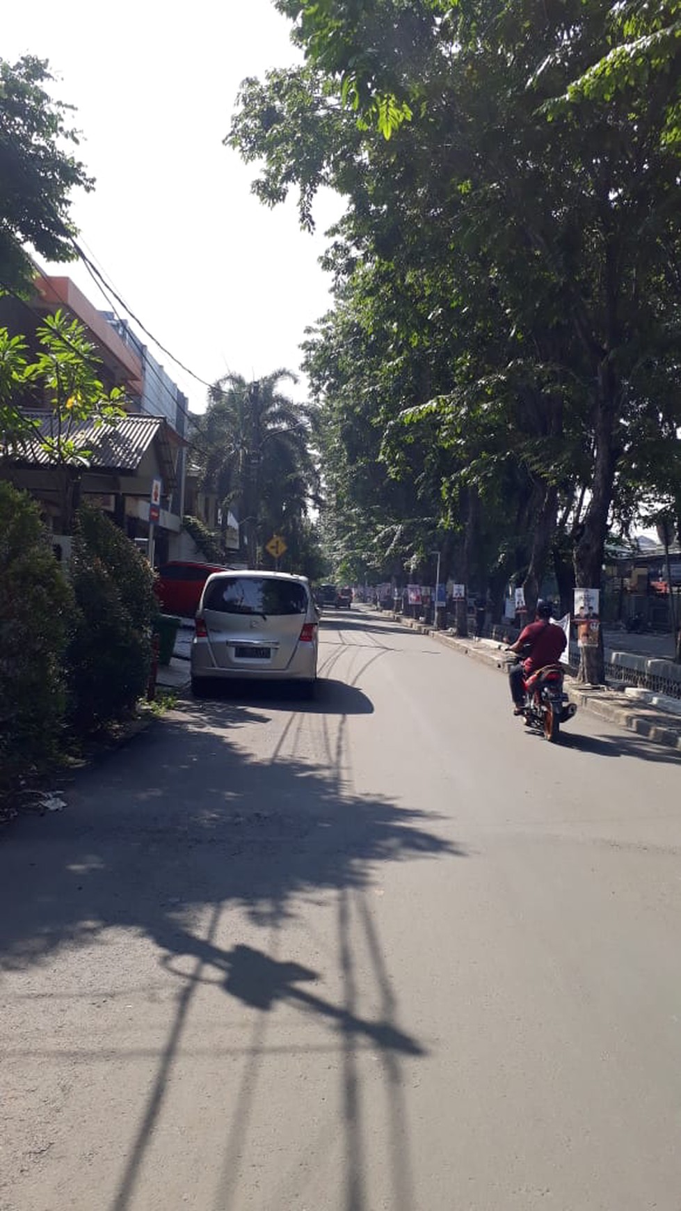 Lokasi strategis terletak di Jalan Raya - Kelapa Gading bisa untuk buka usaha ritail.