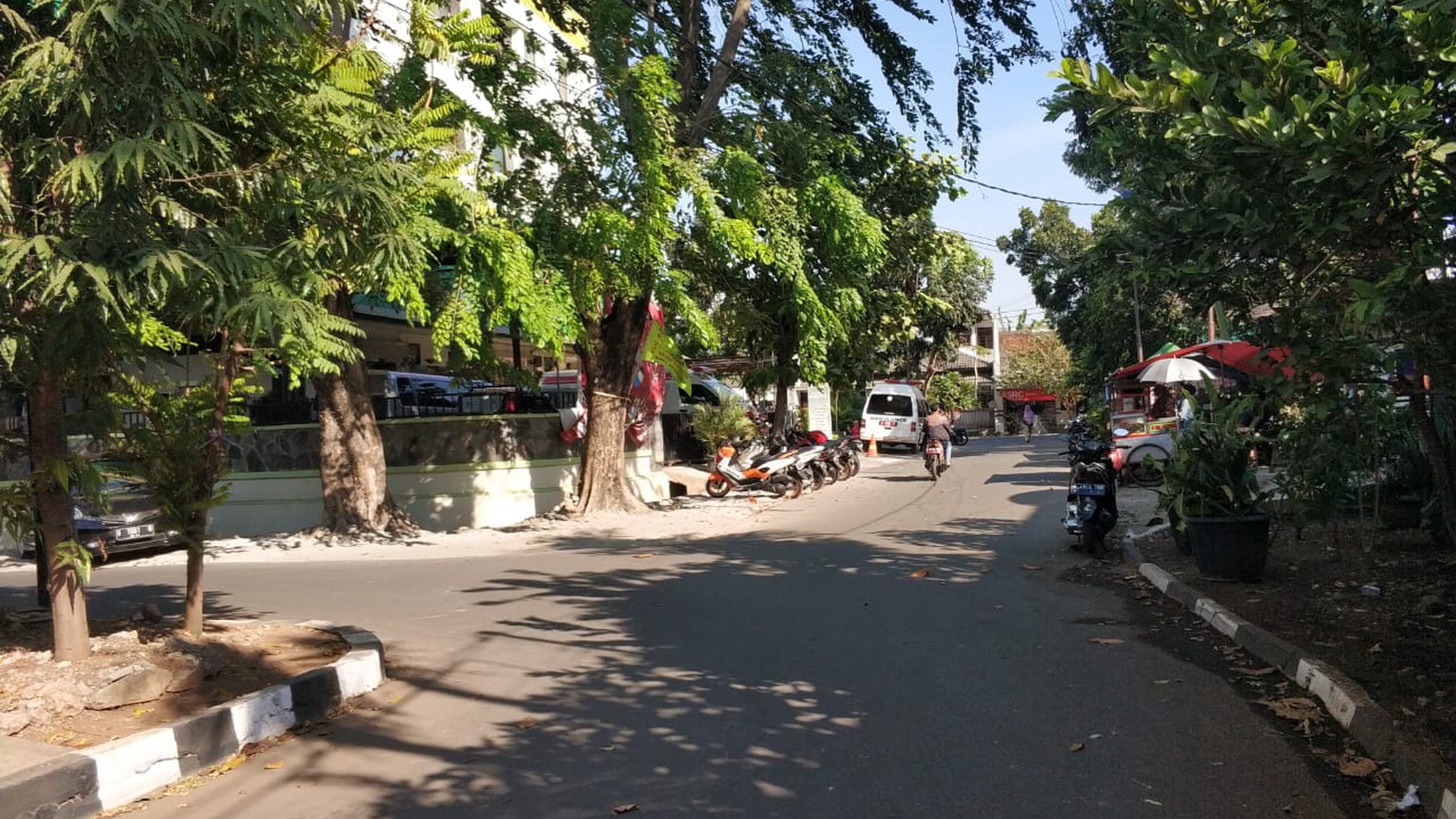 Rumah Bagus nan Asri dengan lingkungan yang teduh Siap Huni.