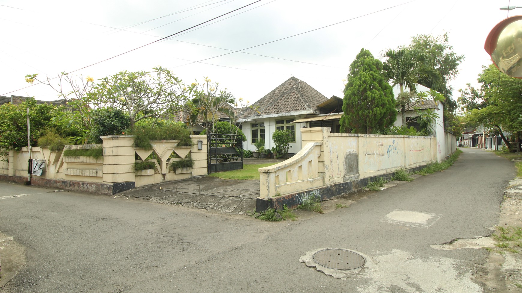 Rumah Semi Furnish Halaman Luas Tengah Kota, Cocok Untuk Homestay