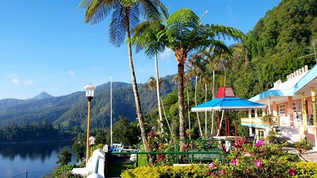 Hotel dengan Style Holland dan pemandangan Telaga Sarangan yang cantik