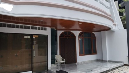 Rumah 2,5 lantai di Taman Aries Jakarta Barat