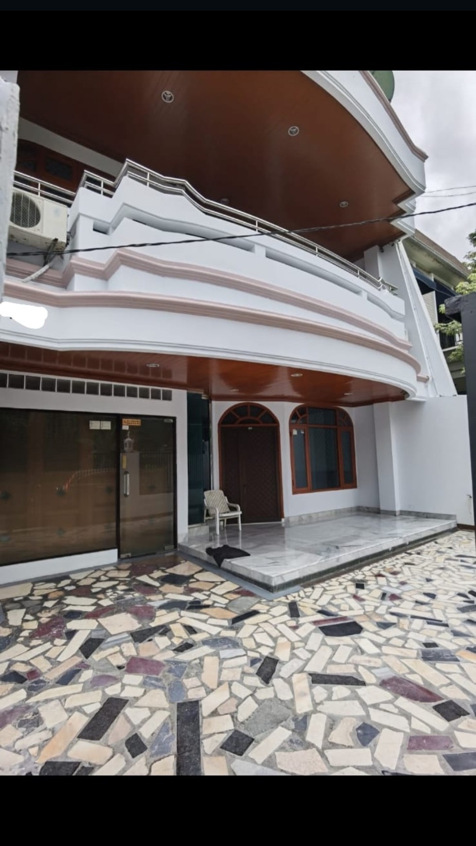 Rumah 2,5 lantai di Taman Aries Jakarta Barat