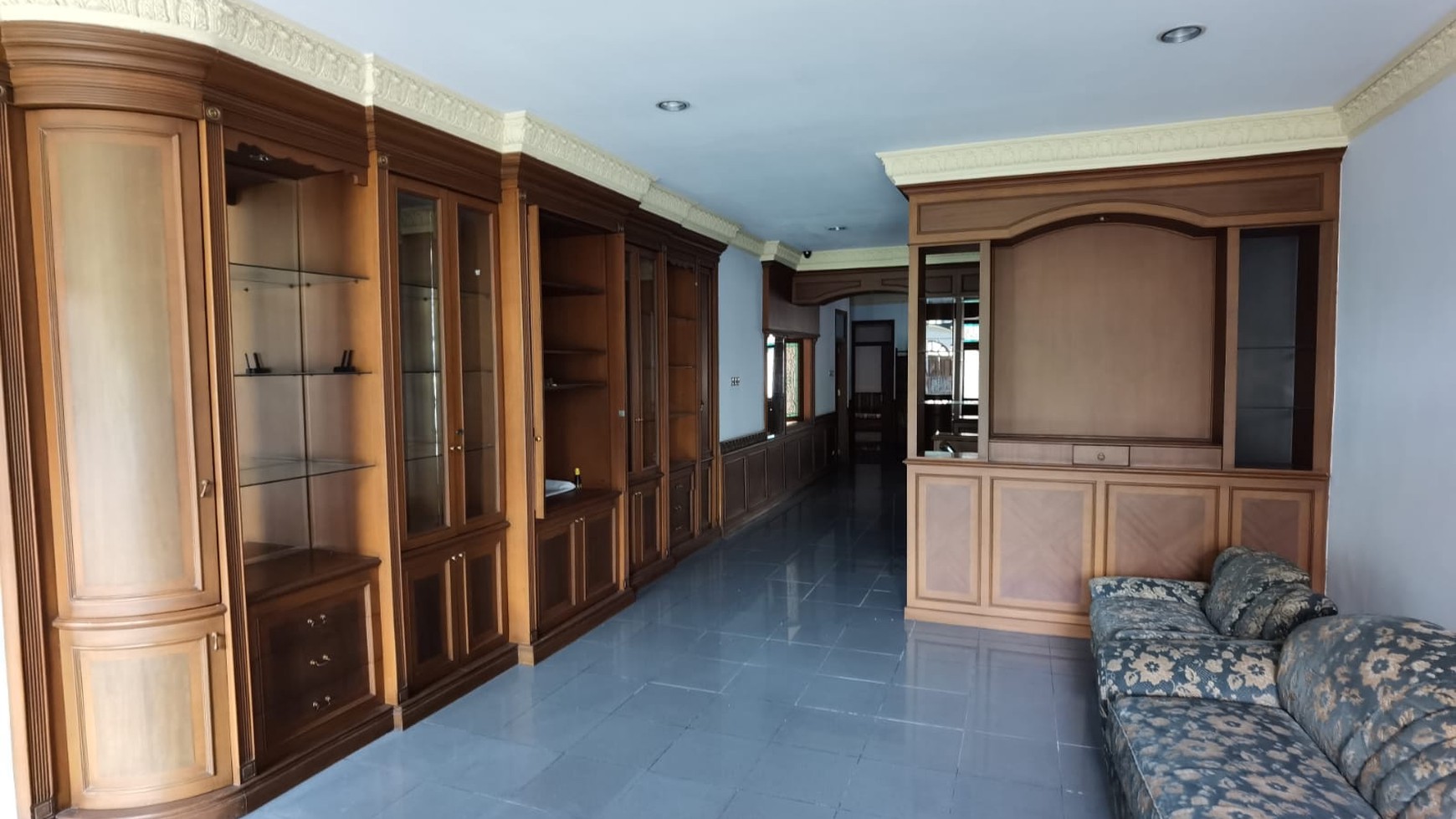 Rumah 2,5 lantai di Taman Aries Jakarta Barat