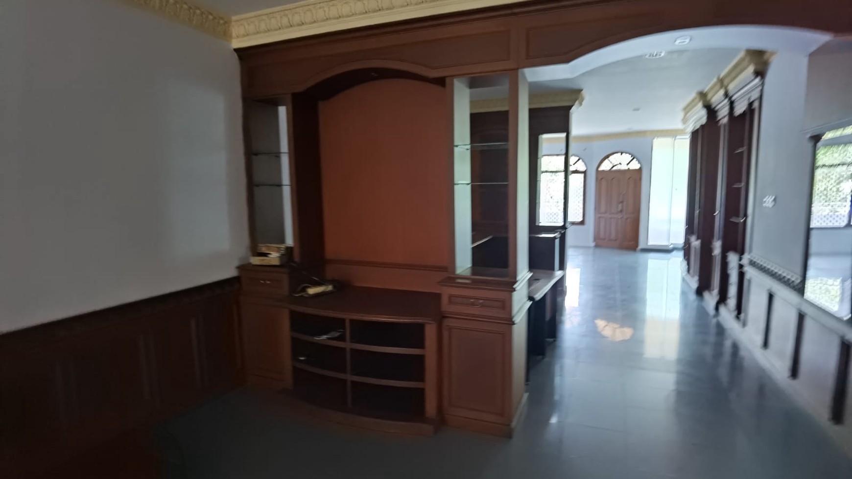 Rumah 2,5 lantai di Taman Aries Jakarta Barat