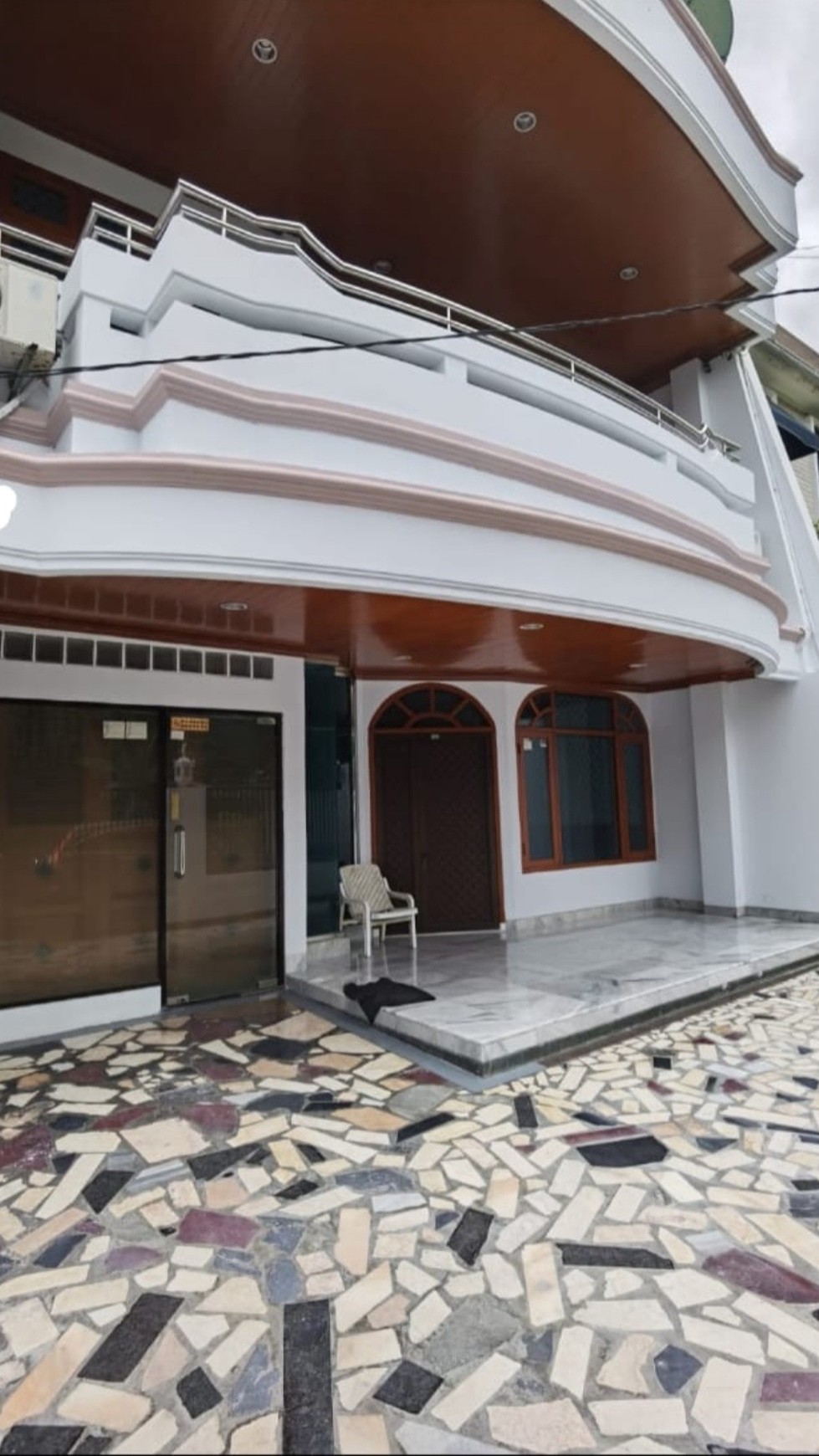 rumah 2,5 lantai di Taman Aries Jakarta Barat