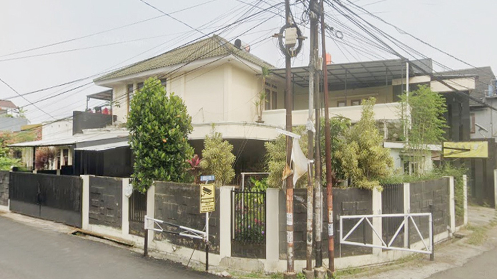 Rumah sekaligus ruko dua muka di Arcamanik cocok untuk rumah tinggal dan usaha 