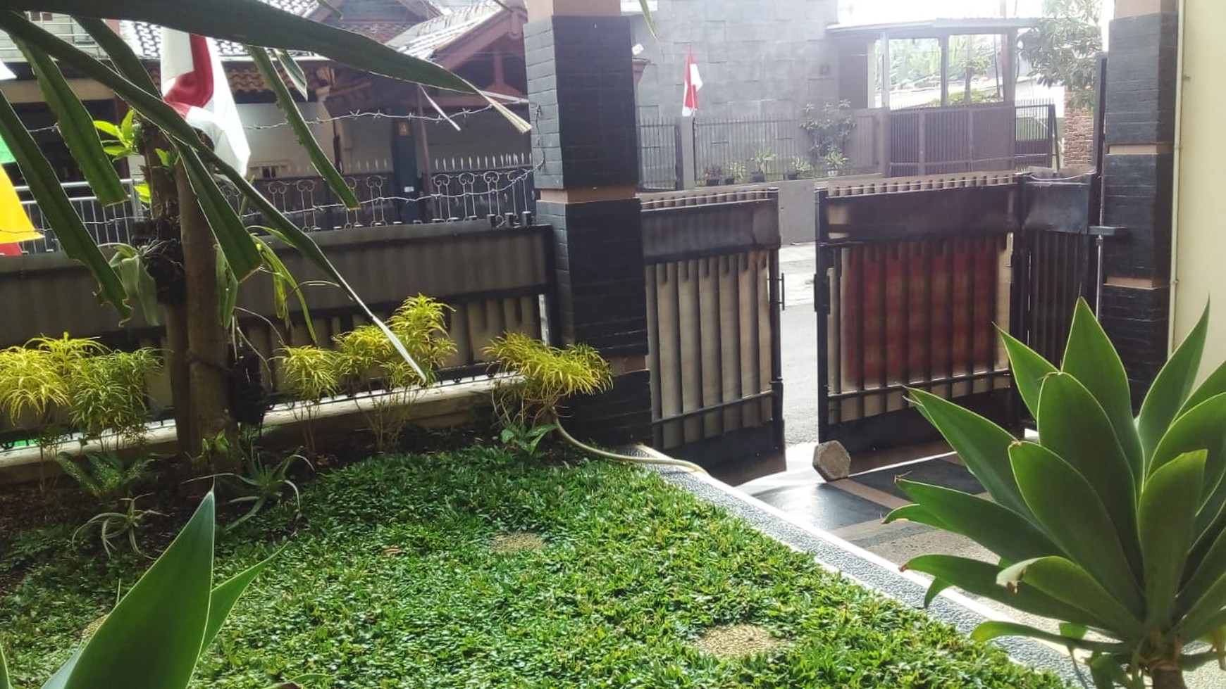 Rumah Mainroad di SARIMADU daerah sarijadi  Cocok untuk rumah tinggal atau usaha ( FULL FURNISHED )