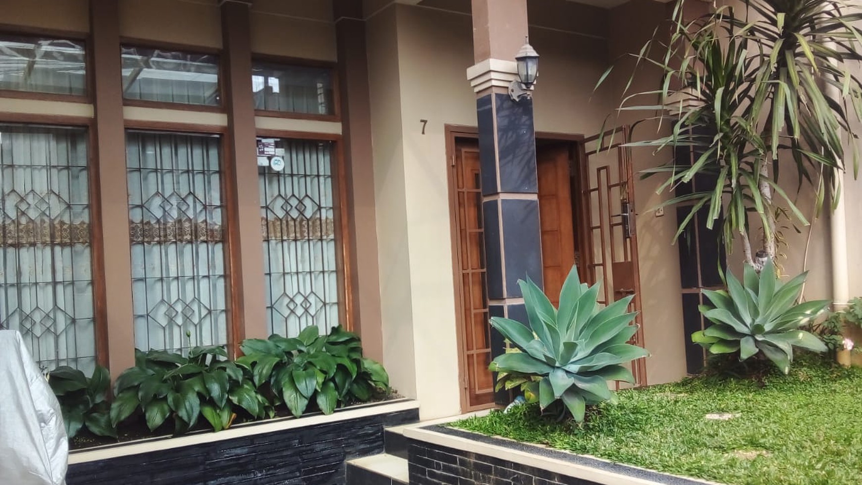 Rumah Mainroad di SARIMADU daerah sarijadi  Cocok untuk rumah tinggal atau usaha ( FULL FURNISHED )