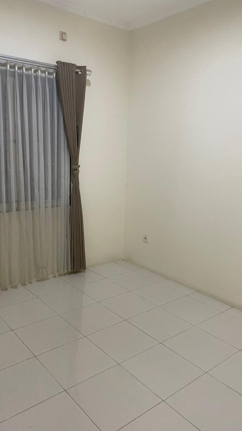 RUMAH SIAP HUNI SUDAH RENOV, SEMI FURNISHED LOKASI STRATEGIS