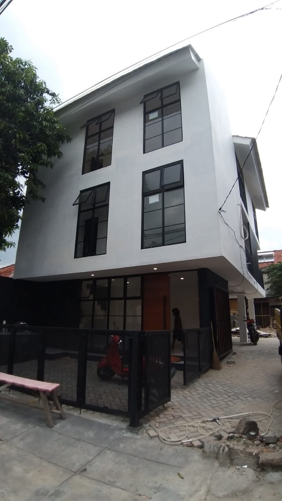 New Brand House di Jalan Wijaya, Kebayoran baru, Jakarta Selatan 