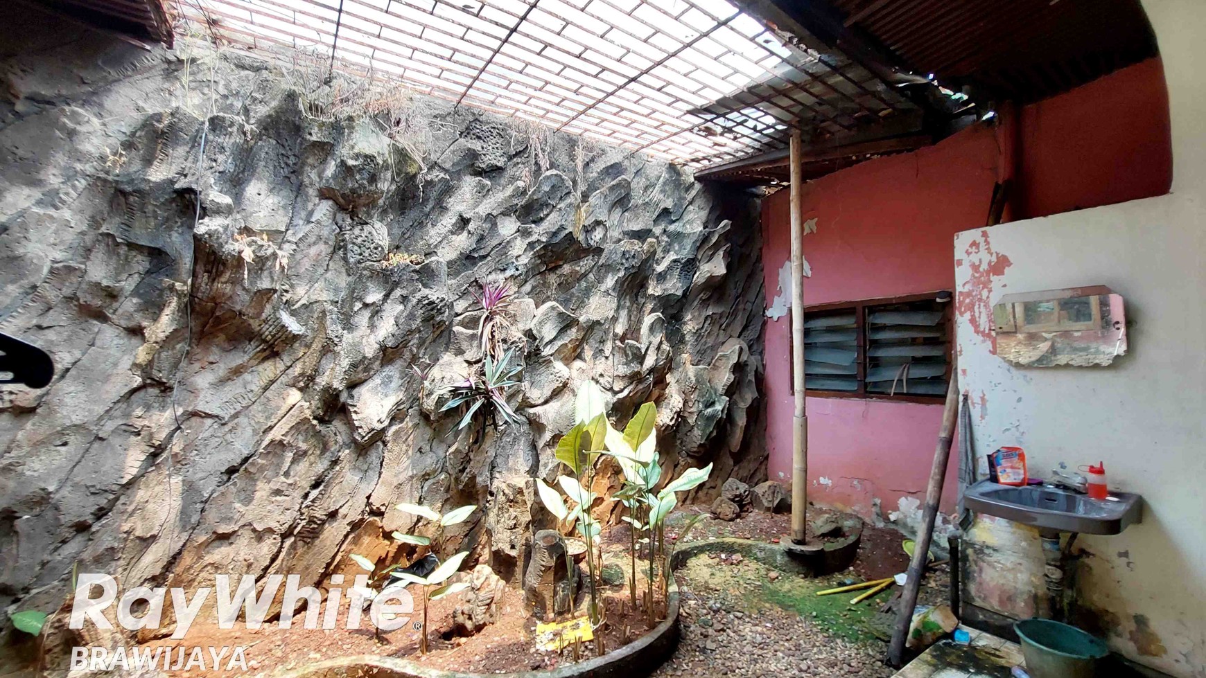 RUMAH DI RAGUNAN, DALAM KOMPLEKS, HITUNG TANAH SAJA, DI BAWAH NJOP