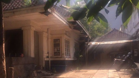 RUMAH DI MENTENG, LOKASI STRATEGIS, DEPAN TAMAN DAN COCOK SEKALI UNTUK HUNIAN