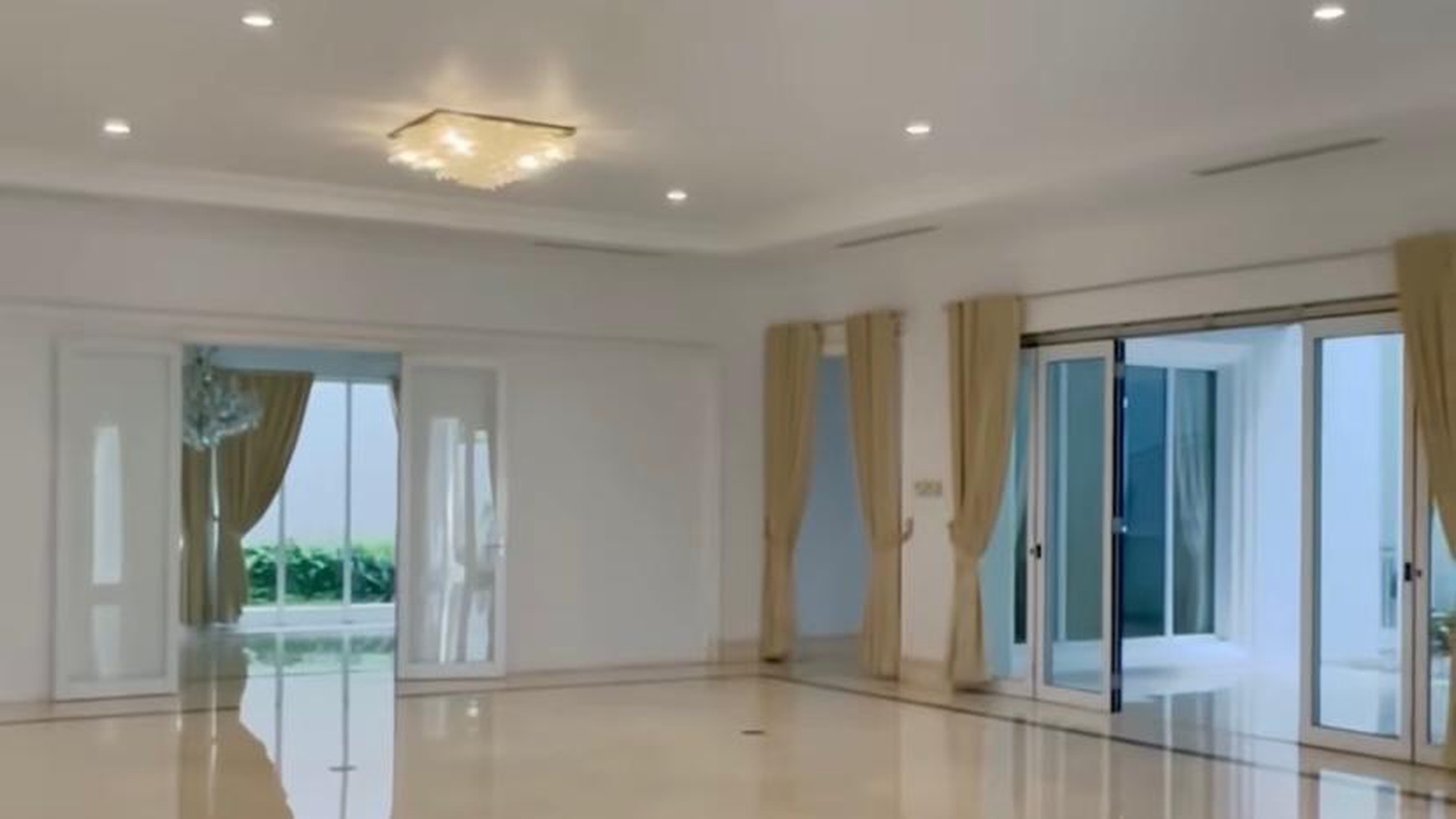 DIJUAL RUMAH LUX DAERAH SENOPATI, KEBAYORAN BARU LINGKUNGAN ELITE, AMAN DAN NYAMAN UNTUK HUNIAN