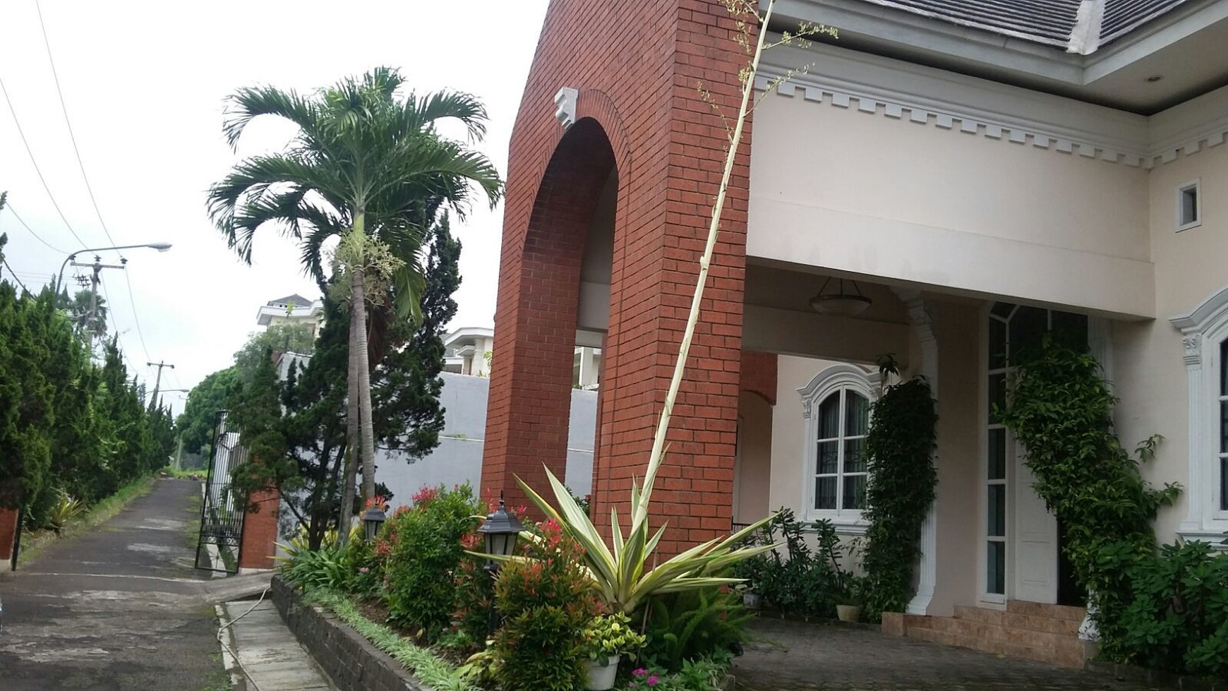 RUMAH LUX, MEWAH DI AREA ELIT BANDUNG