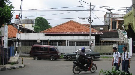 RUMAH DI LOKASI RAMAI, COCOK UNTUK USAHA, KANTOR DAN RUMAH KOS