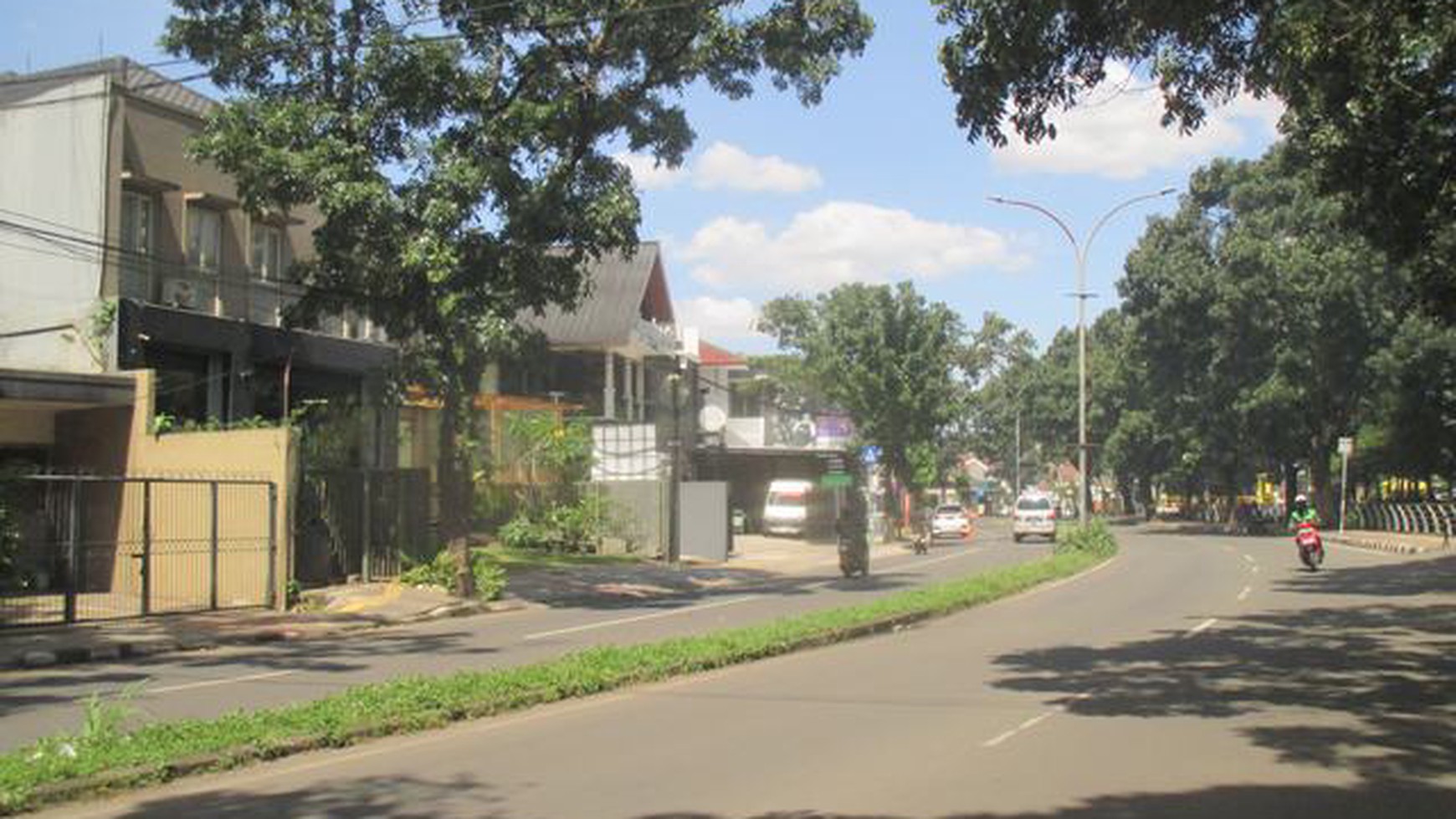 rumah dijalan besar sangat strategis, area padat, banyak peminat akses mudah harga murah, siapa cepat anda dapat, kencana loka bsd city