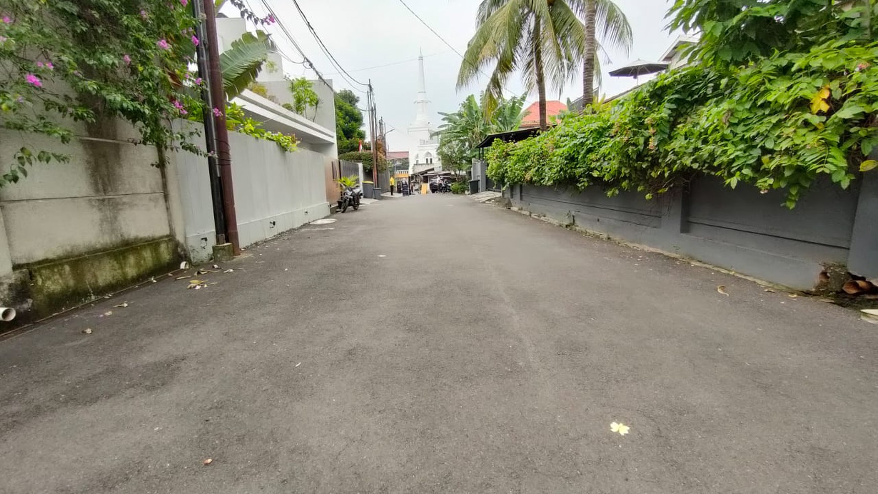 Rumah hitung tanah lokasi bagus keamanan 24jam kemang barat 