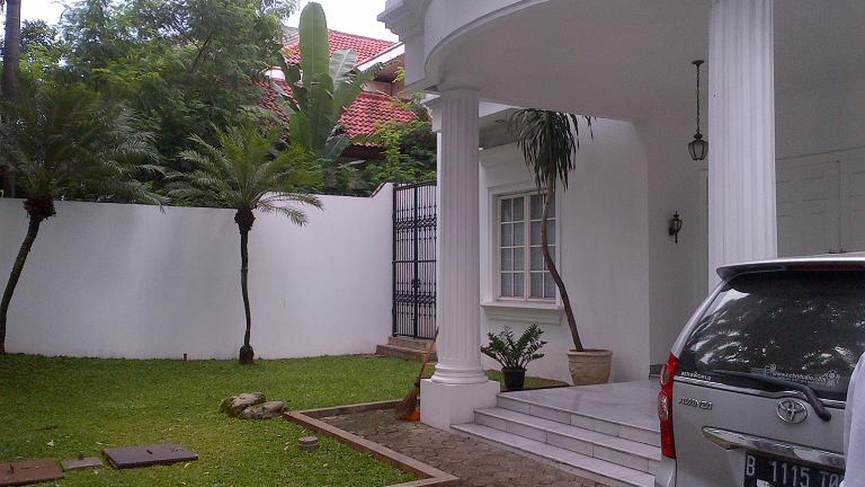 Nice Formal Garden House in Strategic Area Prapanca