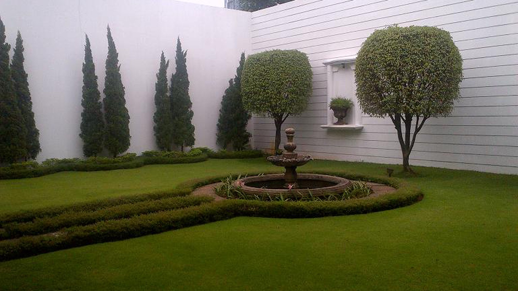 Nice Formal Garden House in Strategic Area Prapanca