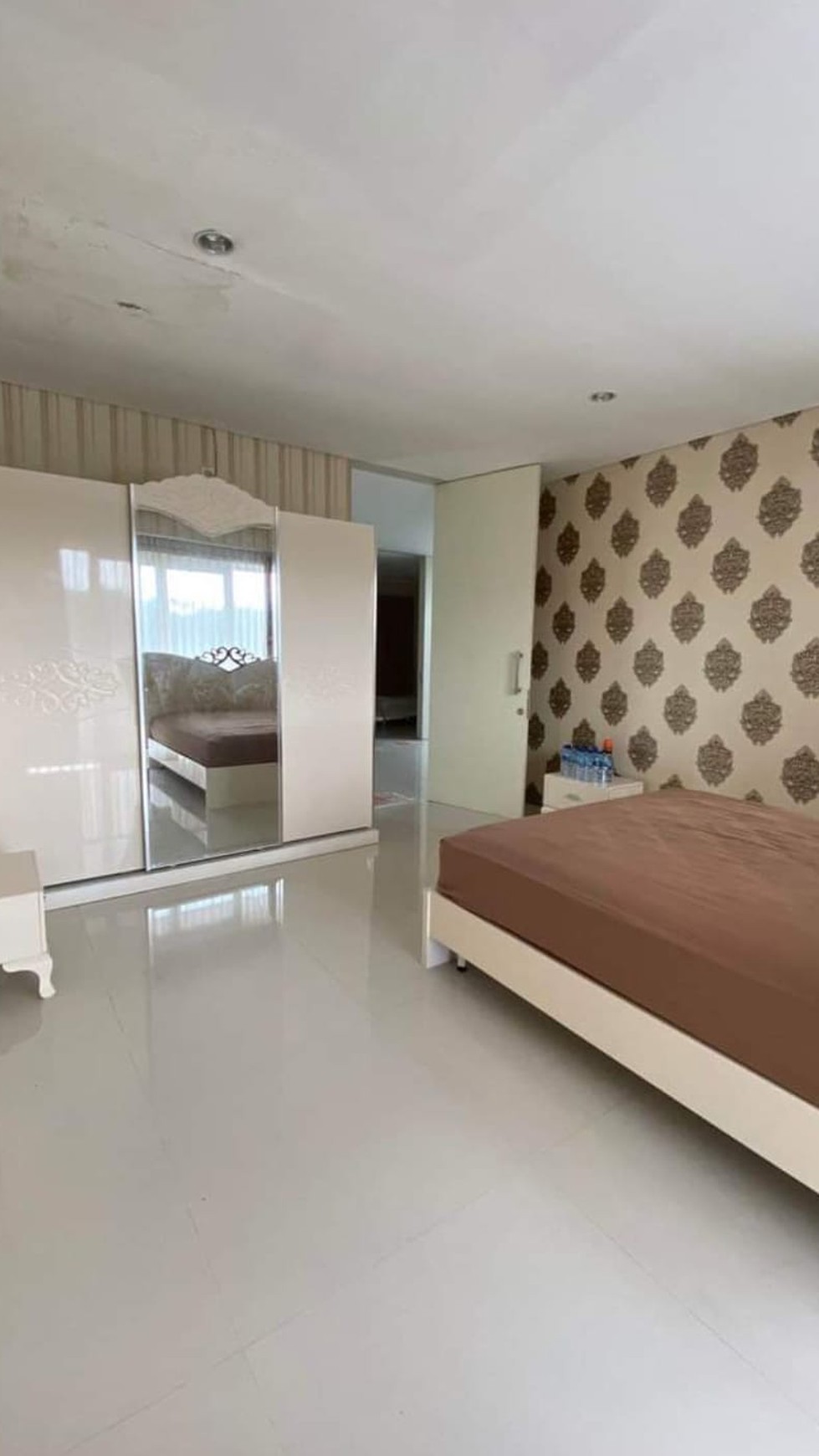 Disewakan Rumah Stonegate Citraland Surabaya SEMI Furnished 4+1 Kamar Tidur Dekat Universitas Ciputra 