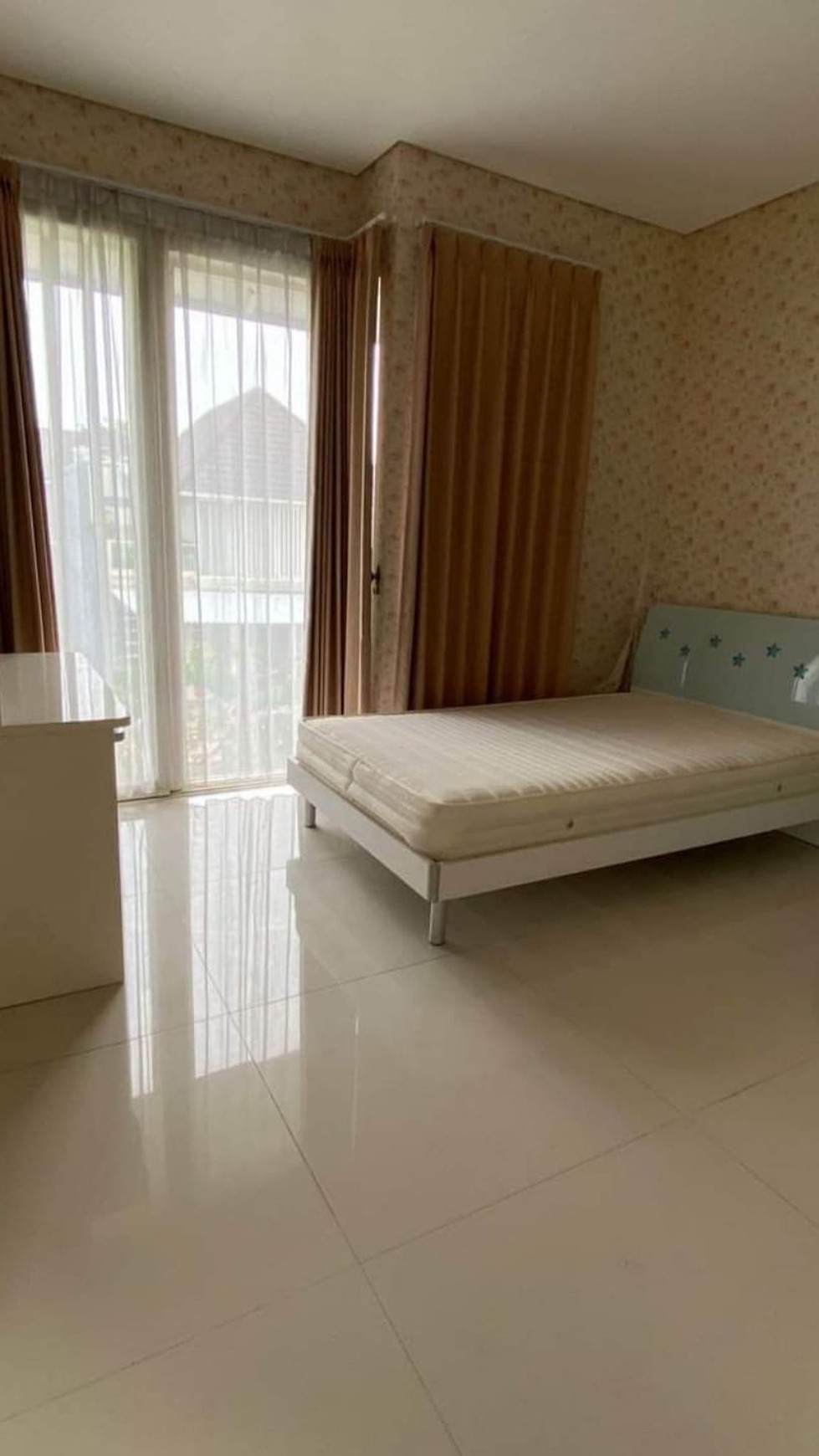 Disewakan Rumah Stonegate Citraland Surabaya SEMI Furnished 4+1 Kamar Tidur Dekat Universitas Ciputra 