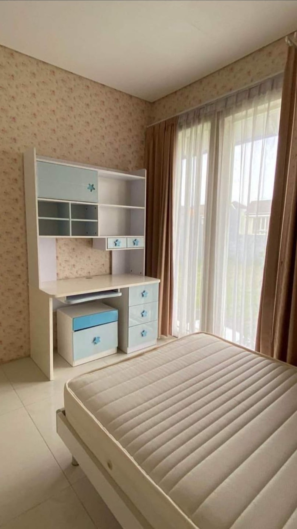 Disewakan Rumah Stonegate Citraland Surabaya SEMI Furnished 4+1 Kamar Tidur Dekat Universitas Ciputra 