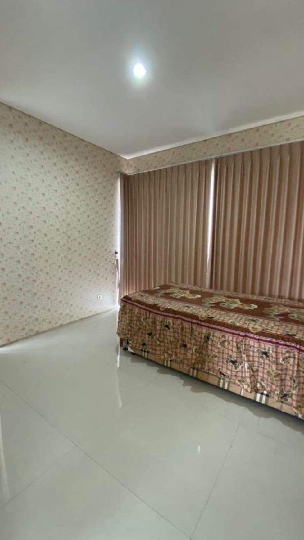 Disewakan Rumah Stonegate Citraland Surabaya SEMI Furnished 4+1 Kamar Tidur Dekat Universitas Ciputra 