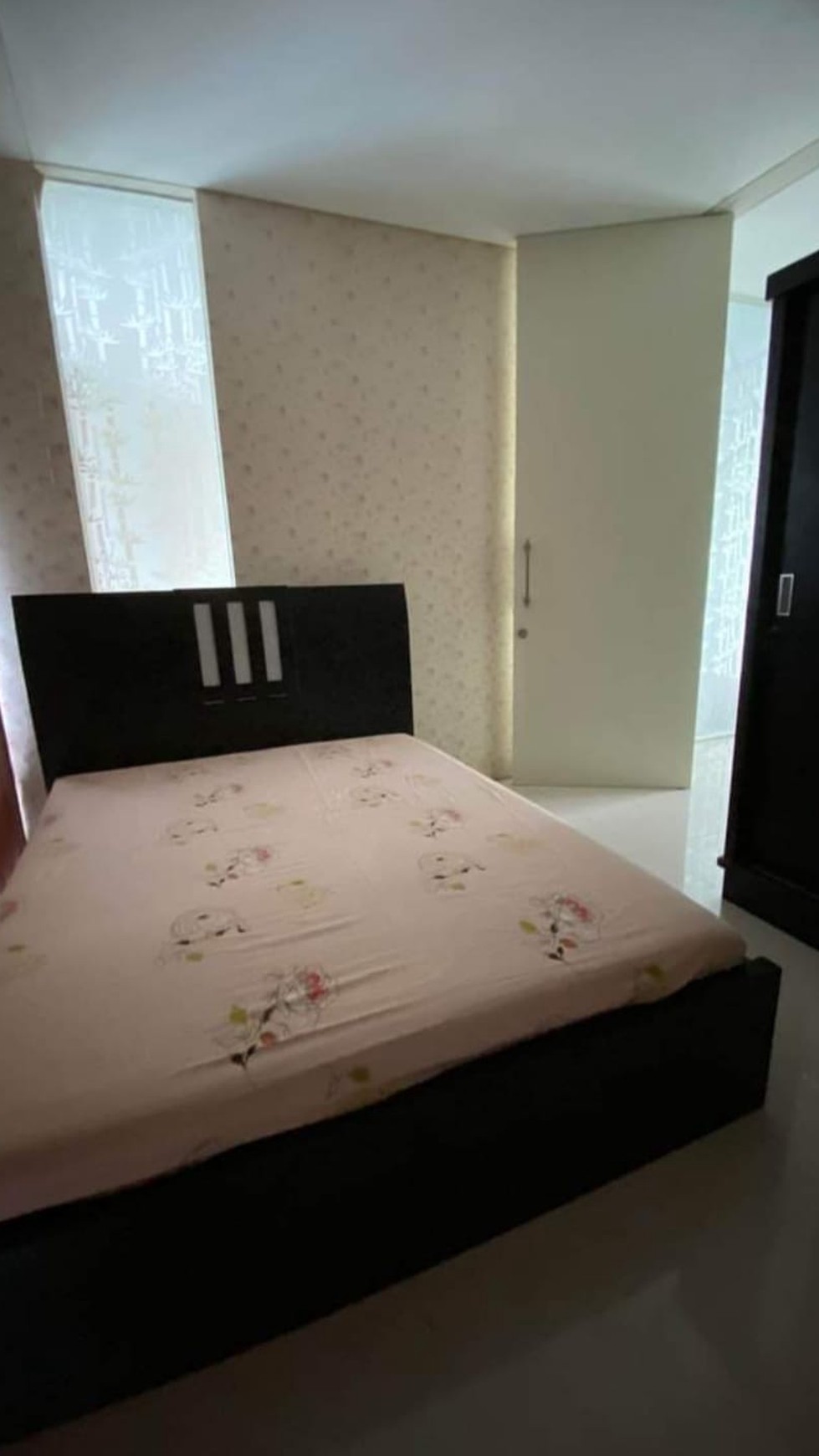 Disewakan Rumah Stonegate Citraland Surabaya SEMI Furnished 4+1 Kamar Tidur Dekat Universitas Ciputra 