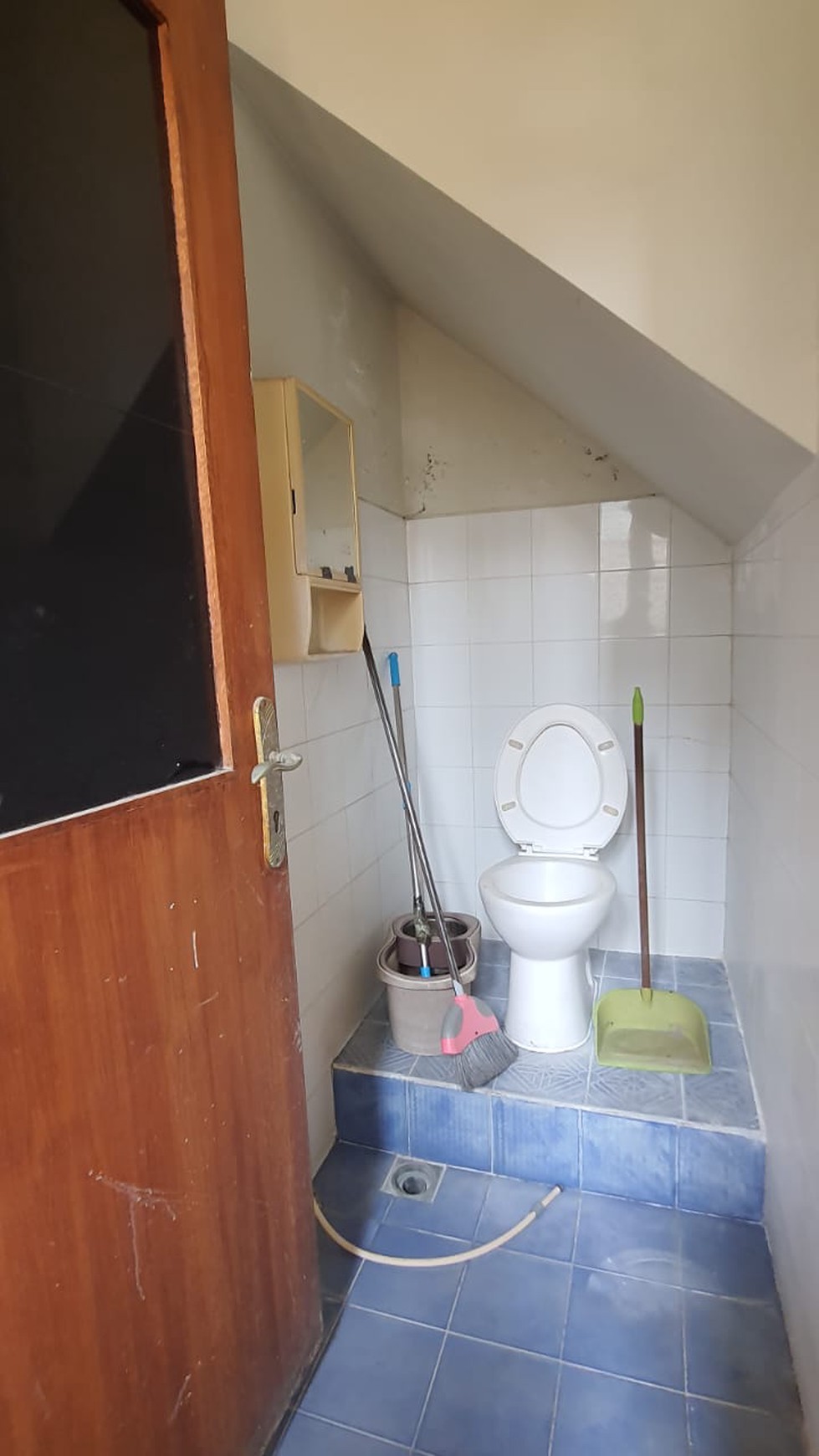 Rumah Luas Dua Lantai Semi Furnished di Kota Wisata