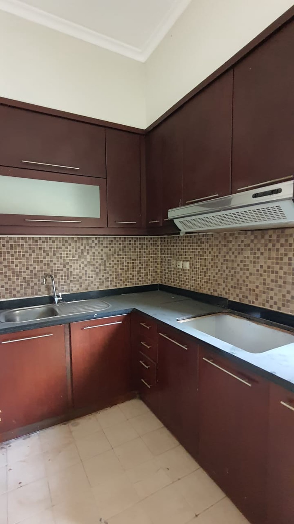 Rumah Luas Dua Lantai Semi Furnished di Kota Wisata