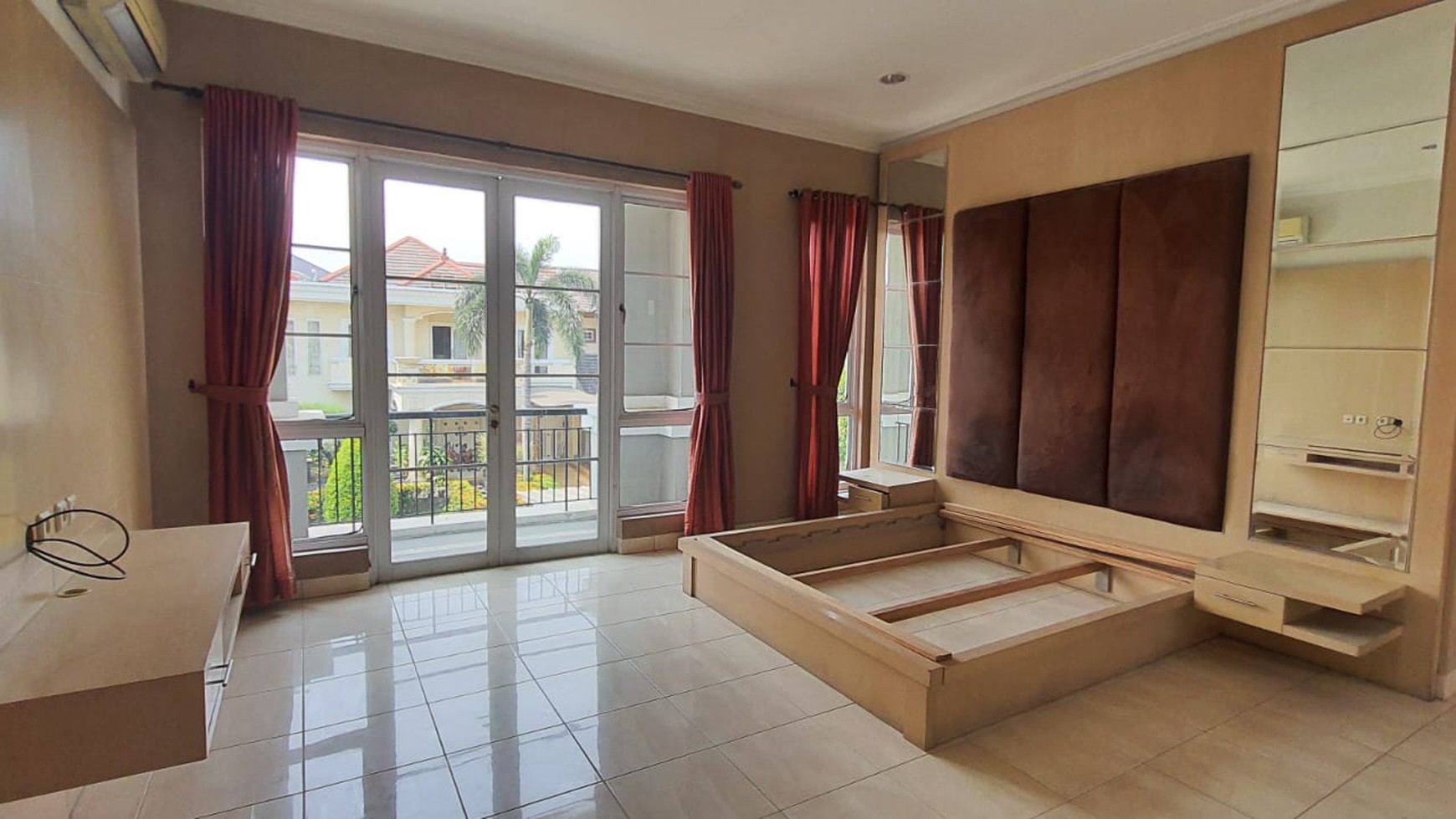 Rumah Luas Dua Lantai Semi Furnished di Kota Wisata