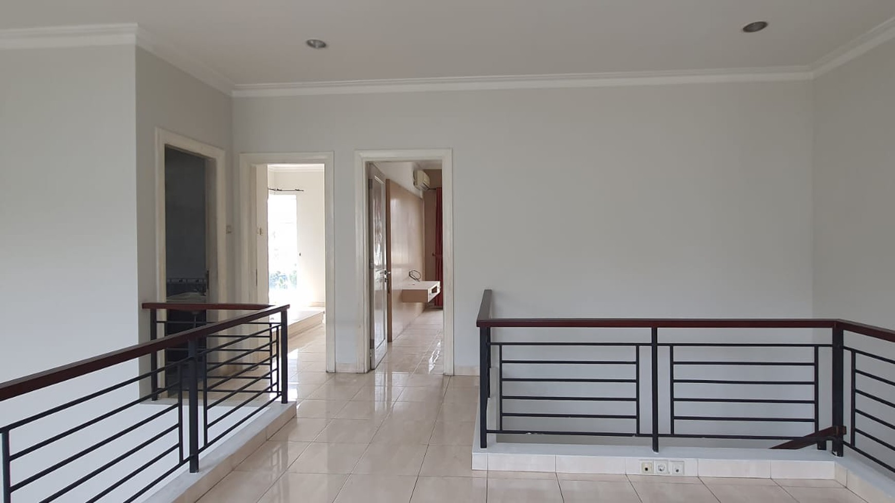 Rumah Luas Dua Lantai Semi Furnished di Kota Wisata