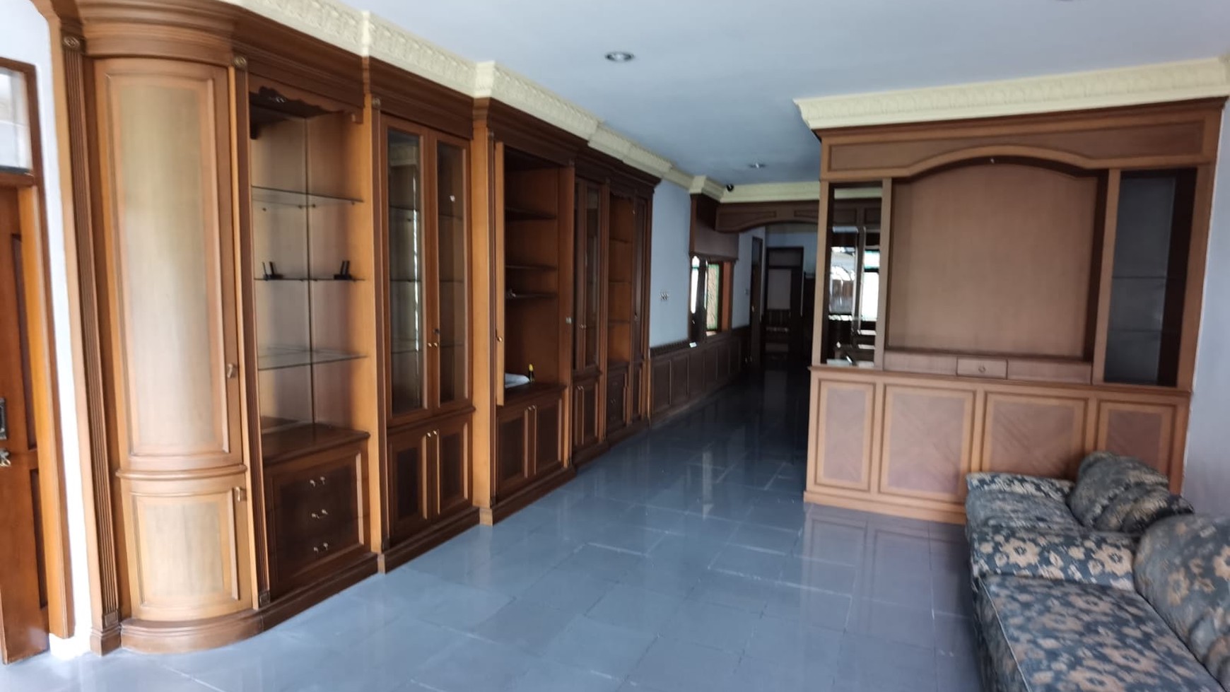 Rumah 2,5 lantai di Taman Aries Jakarta Barat