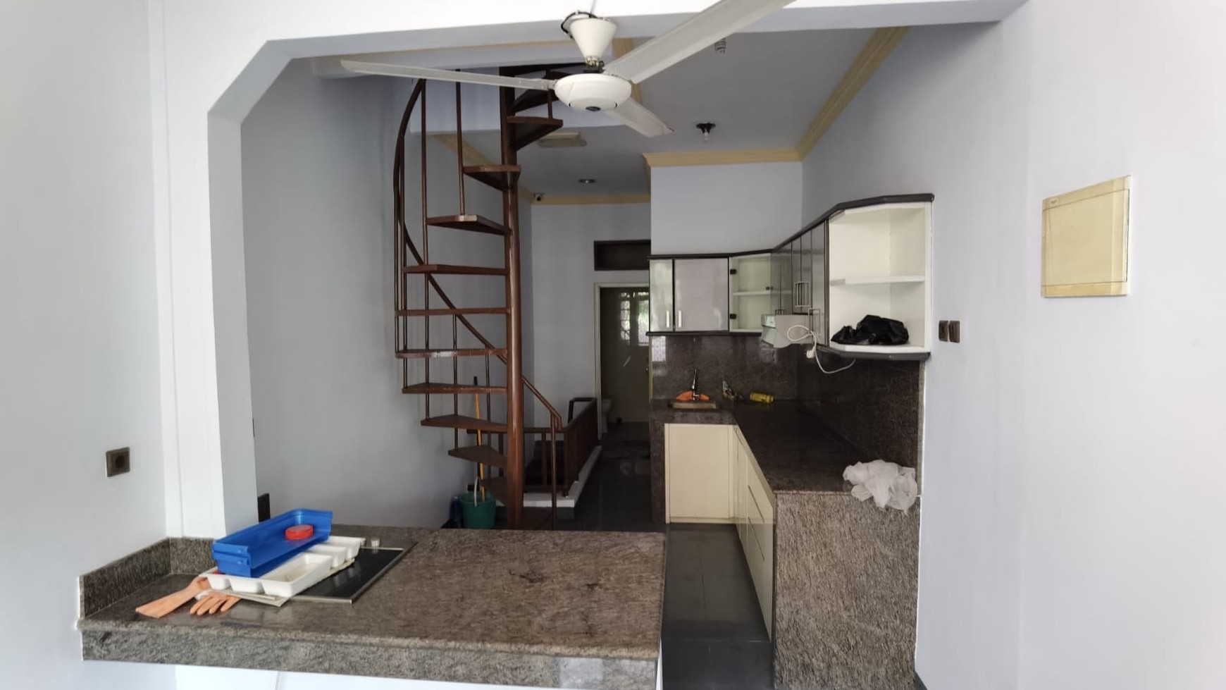 Rumah 2,5 lantai di Taman Aries Jakarta Barat