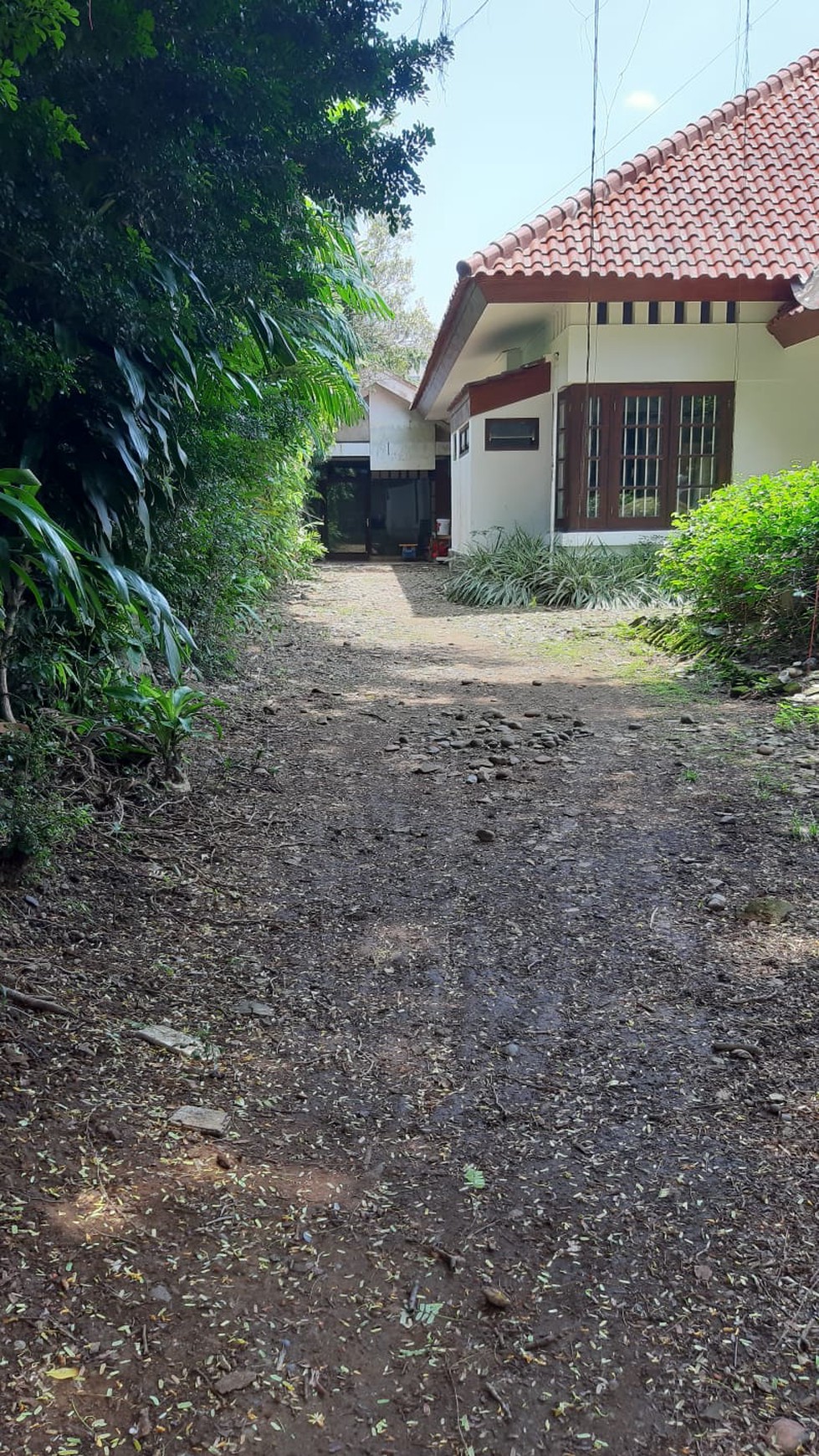 RUMAH LAMA TERAWAT DI  AREA MENTENG SANGAT STATEGIS DAN  UDARA SEJUK 