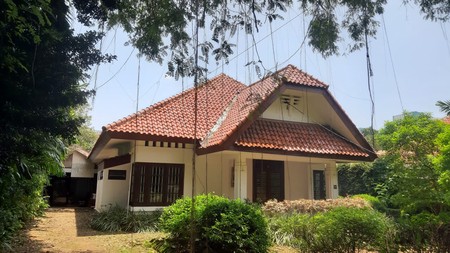 RUMAH LAMA TERAWAT DI  AREA MENTENG SANGAT STATEGIS DAN  UDARA SEJUK 