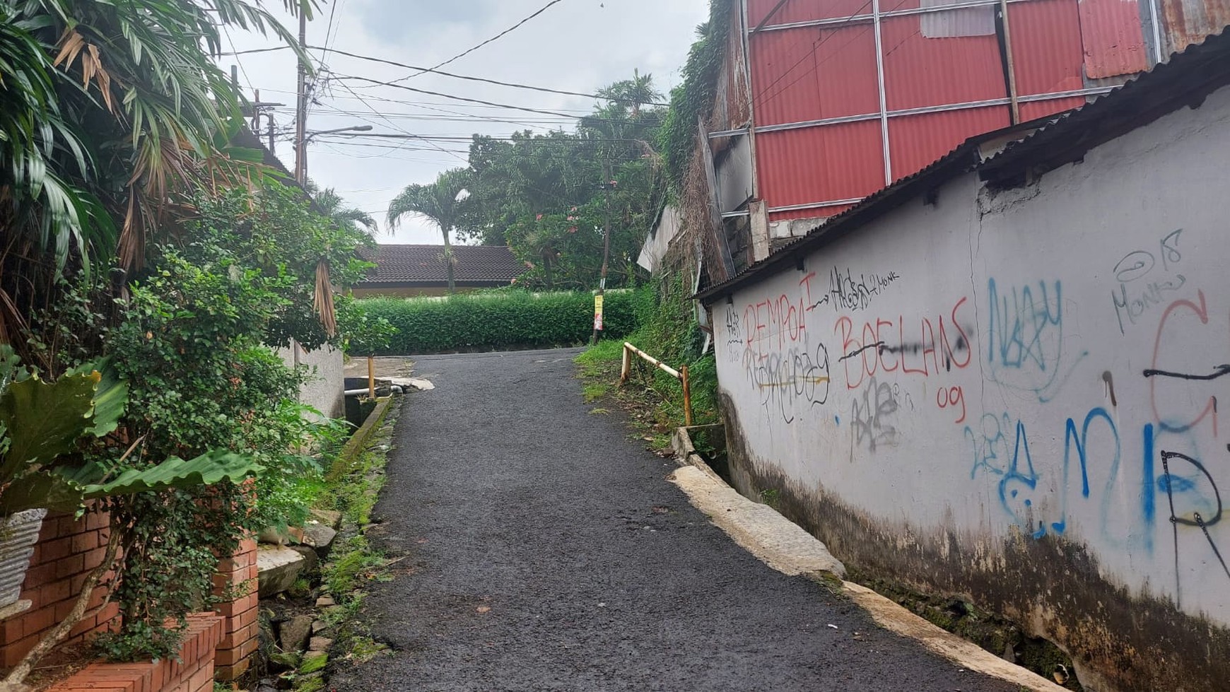 Rumah Siap Huni dengan Kondisi Terawat dan Halaman Luas @Rempoa