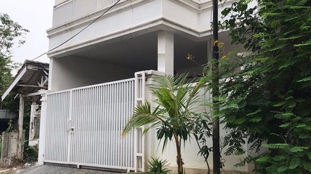 Rumah 2 lantai, bagus siap huni Bintaro Sektor 9.