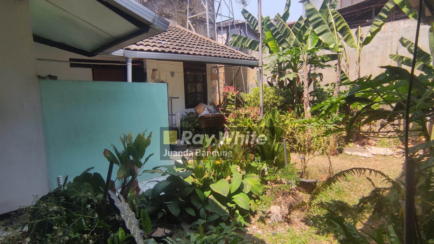Investasi menarik. Rumah dalam komplek dekat kampus cocok untuk kos. Hanya 3km dari Gedung Sate.