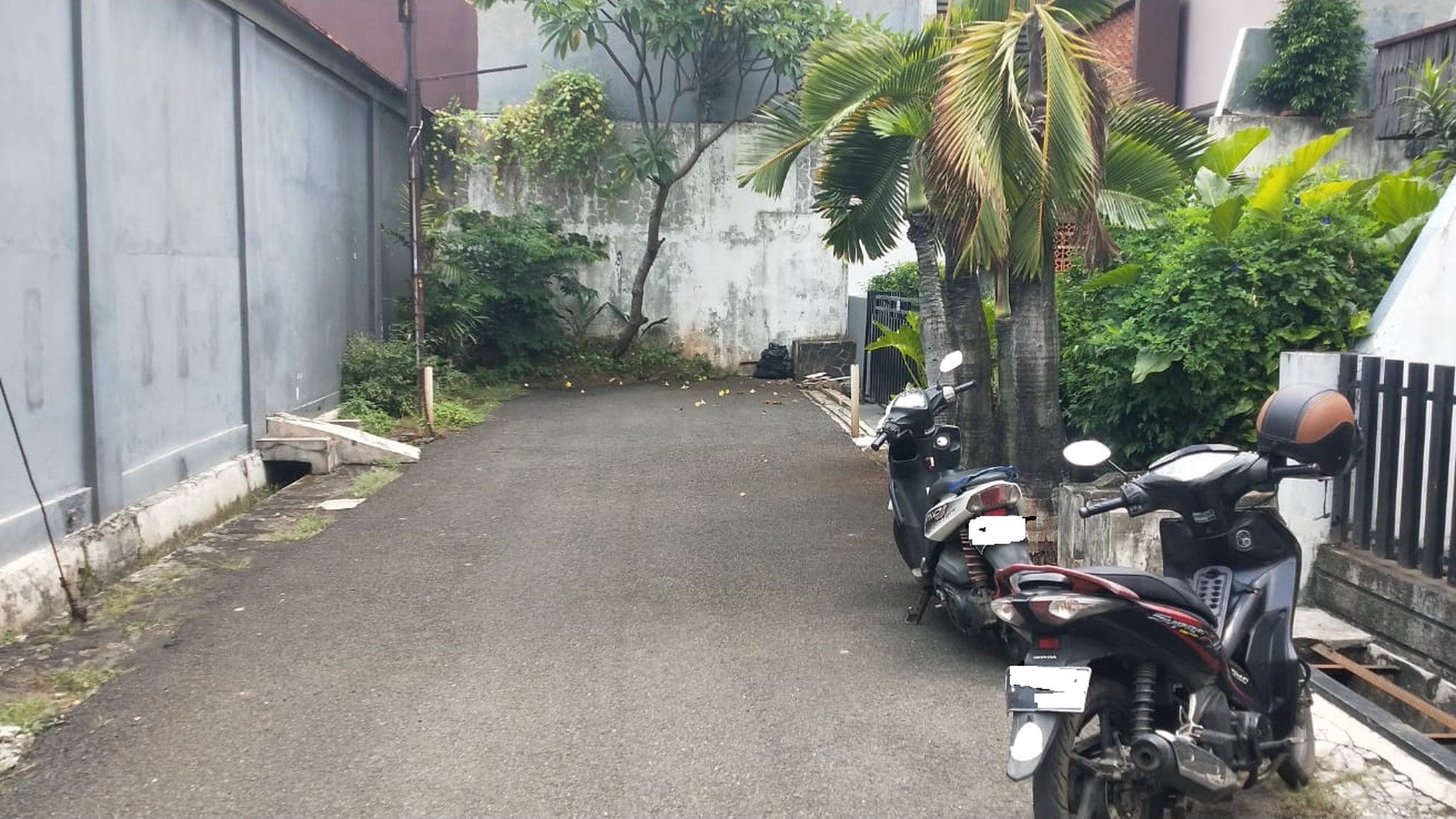 Rumah Lama dalam kompleks yang aman dan nyaman di Cipulir, Kebayoran Lama - Jakarta Selatan.