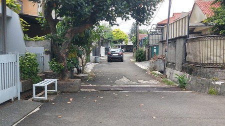 Rumah Lama dalam kompleks yang aman dan nyaman di Cipulir, Kebayoran Lama - Jakarta Selatan.