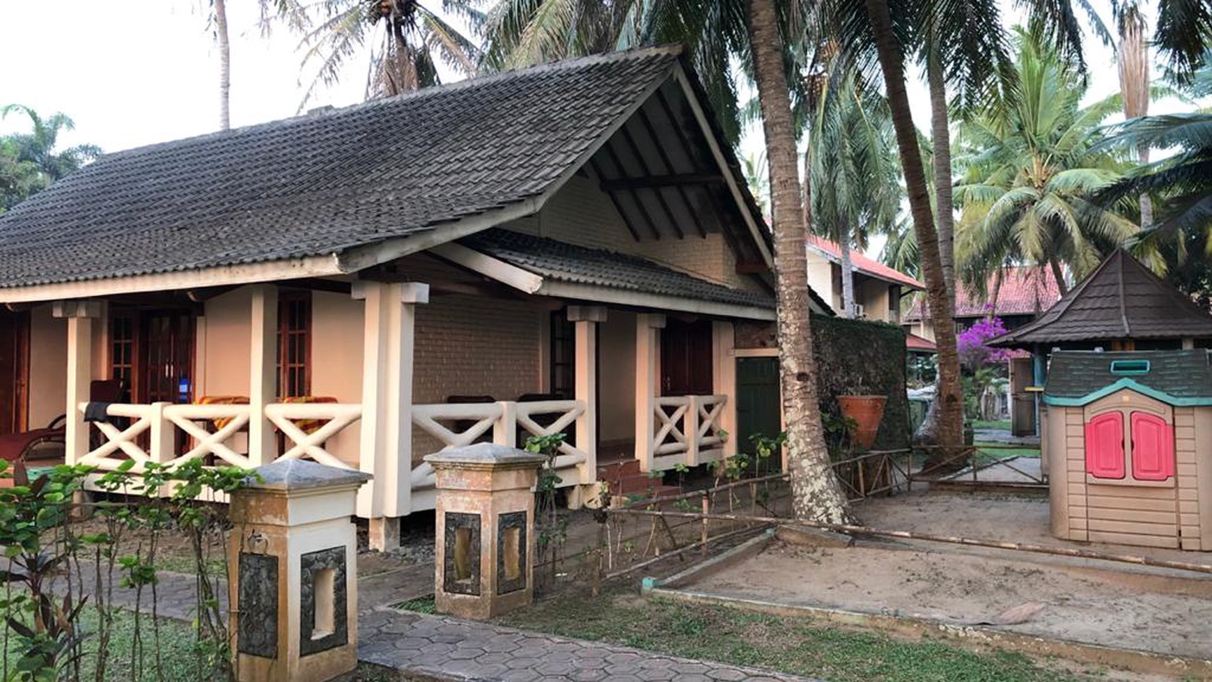 Di Jual Villa Bagus langsung menghadap pantai di Serang, Anyer, Banten.