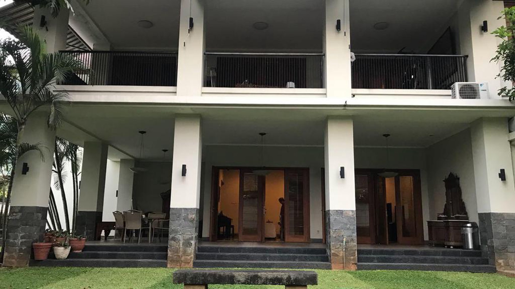 Di Jual Rumah di Jalan Muhasyim IV tenang dan asri di Cilandak, Jakarta Selatan