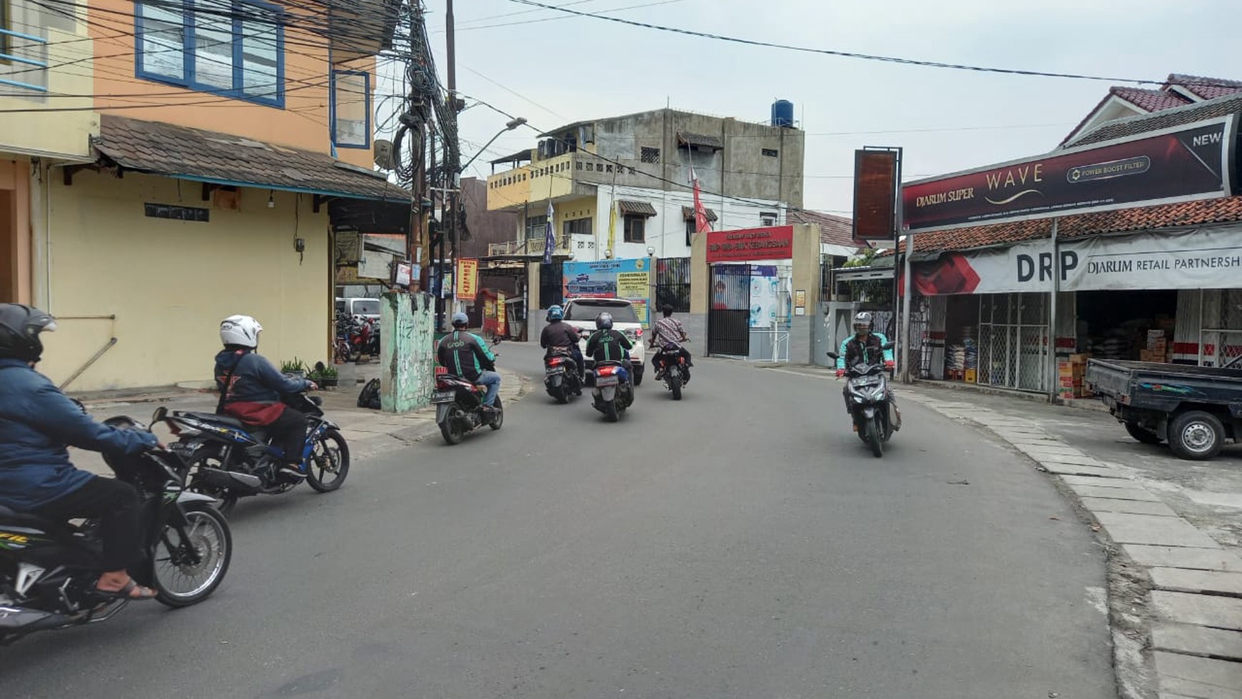 Ruko lokasi strategis di pinggir jalan raya, di Pondok Aren