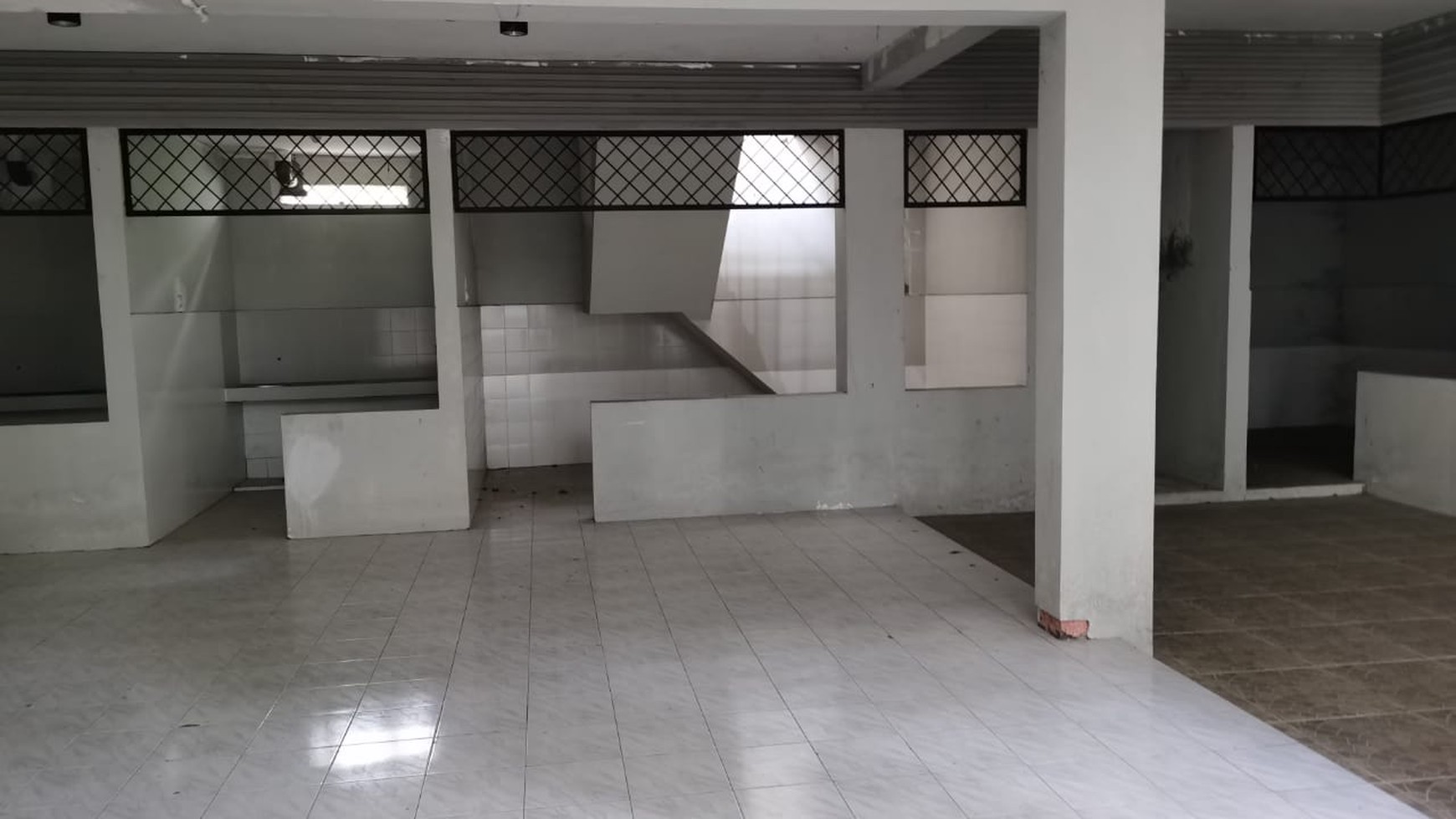 Dijual Rumah Surabaya Pusat - Jl. Tidar - Luas 730 m2 + Parkir Luas +/- 12 mobil - MURAH Rp.21jt-an/m2 Nego Cocok buat Segala Usaha Komersial area